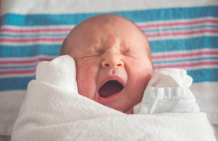 잠자기 - 하품하는 3개월 안되어 보이는 아기